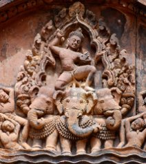 Banteay Srei - Carving detail Detail des Basreliefs des nach Osten gerichteten Giebels der Nordbibliothek - Indra, Gott des Himmels, reitet auf einem Wagen, der von einem dreiköpfigen...