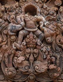 Banteay Srei - Carving detail Detail des Sturz der östlichen Gopura / Detail of the pediment on the eastern gopura