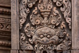 Banteay Srei - Kala Dämon Kala abgebildet auf einer Türsäule / Demon Kala depicted on a door pillar