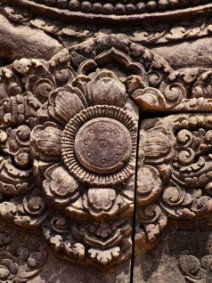 Banteay Srei - Ornament Fragment eines Giebels mit Ornamenten im Banteay Srei Tempel / Fragment of a pediment with ornaments in Banteay Srei temple