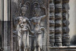 Angkor Wat Apsara Tänzerinnen Arm in Arm im Angkor Wat / Apsara dancers arm in arm at Angkor Wat