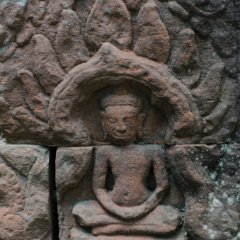 Banteay Kdei - carving details Kleine Buddha Skulptur auf dem Sockelelement einer Säule / Small Buddha sculpture on the Base element of a pillar