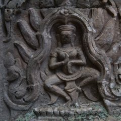 Banteay Kdei - carving details Kleine Skulptur auf einer Säule / Small sculpture on a pillar