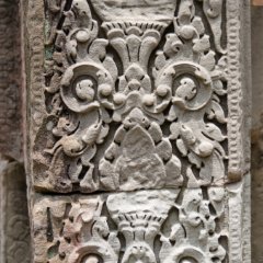 Banteay Kdei - carving details Verunstaltete Türsäulendekoration / Defaced door pillar decoration