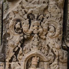Banteay Kdei - carving details Kleine Skulptur auf einer Säule / Small sculpture on a pillar