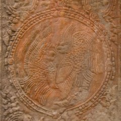 Banteay Kdei - carving details Kunstvolles Basrelief mit zwei Papageien auf einer Säule / Ornate basrelief with two parrots on a pillar
