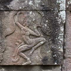 Banteay Kdei - Hall of Dancers Flachrelief einer tanzenden Apsara auf einer Sandsteinsäule im Banteay Kdei Temple / Bas-relief of a dancing Apsara on sandstone column at Banteay Kdei Temple