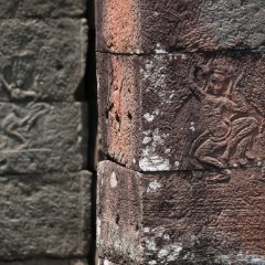 Banteay Kdei - Hall of Dancers Flachrelief einer tanzenden Apsara auf einer Sandsteinsäule im Banteay Kdei Temple / Bas-relief of a dancing Apsara on sandstone column at Banteay Kdei Temple
