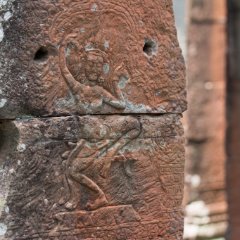 Banteay Kdei - Hall of Dancers Flachrelief einer tanzenden Apsara auf einer Sandsteinsäule im Banteay Kdei Temple / Bas-relief of a dancing Apsara on sandstone column at Banteay Kdei Temple