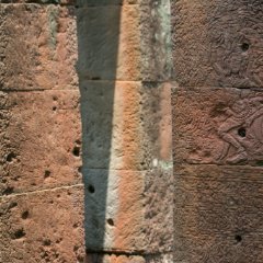 Banteay Kdei - Hall of Dancers Flachrelief einer tanzenden Apsara auf einer Sandsteinsäule im Banteay Kdei Temple / Bas-relief of a dancing Apsara on sandstone column at Banteay Kdei Temple