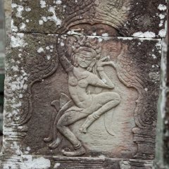 Banteay Kdei - Hall of Dancers Flachrelief einer tanzenden Apsara auf einer Sandsteinsäule im Banteay Kdei Temple / Bas-relief of a dancing Apsara on sandstone column at Banteay Kdei Temple
