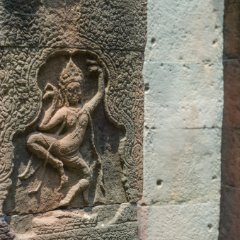 Banteay Kdei - Hall of Dancers Flachrelief einer tanzenden Apsara auf einer Sandsteinsäule im Banteay Kdei Temple / Bas-relief of a dancing Apsara on sandstone column at Banteay Kdei Temple