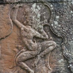 Banteay Kdei - Hall of Dancers Flachrelief einer tanzende Apsara auf einer Sandsteinsäule im Banteay Kdei Temple / Bas-relief of a dancing Apsara on sandstone column at Banteay Kdei Temple