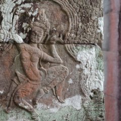 Banteay Kdei - Hall of Dancers Flachrelief einer tanzende Apsara auf einer Sandsteinsäule im Banteay Kdei Temple / Bas-relief of a dancing Apsara on sandstone column at Banteay Kdei Temple