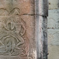 Banteay Kdei - Hall of Dancers Tanzende Apsaras im Flachrelief auf den Sandsteinsäulen von Banteay Kdei Temple / Dancing apsaras in bas-relief on the sandstone columns of Banteay Kdei Temple