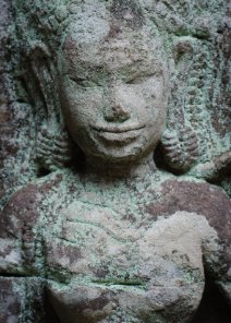 Devata of Banteay Kdei Devata mit grünen Flechten im Banteay Kdei Tempel / Devata with by green lichen at Banteay Kdei Temple
