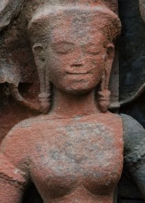 Devata of Banteay Kdei Devata mit ursprünglicher roter Farbe im Banteay Kdei Tempel / Devata with original red colour at Banteay Kdei Temple