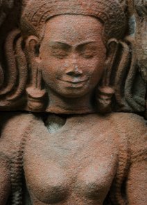 Devata of Banteay Kdei Devata mit ursprünglicher roter Farbe im Banteay Kdei Tempel / Devata with original red colour at Banteay Kdei Temple
