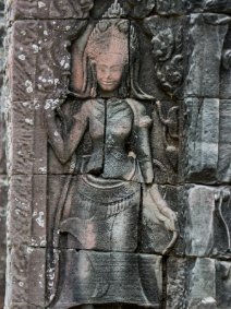Devata of Banteay Kdei Devata - Banteay Kdei Tempel. Die ursprüngliche rote Farbe ist teilweise erhalten geblieben. / Devata - Banteay Kdei Temple - The original red colour has been...