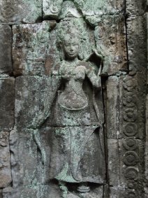 Devata of Banteay Kdei Devata mit grünen Flechten im Banteay Kdei Tempel / Devata with by green lichen at Banteay Kdei Temple