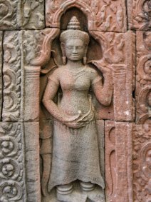 Devata of Banteay Kdei Devata in Rot - Banteay Kdei Tempel. Die ursprüngliche rote Farbe ist teilweise erhalten geblieben. / Devata in red Banteay Kdei Temple - The original red...