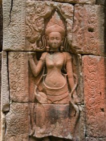 Devata of Banteay Kdei Devata in Rot - Banteay Kdei Tempel. Die ursprüngliche rote Farbe ist erhalten geblieben. / Devata in red Banteay Kdei Temple - The original red colour has been...