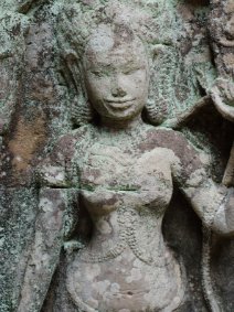 Devata of Banteay Kdei Devata mit grünen Flechten im Banteay Kdei Tempel / Devata with by green lichen at Banteay Kdei Temple