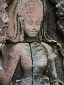 Devata of Banteay Kdei Devata in Rot - Banteay Kdei Tempel. Die ursprüngliche rote Farbe ist teilweise erhalten geblieben. / Devata in red Banteay Kdei Temple - The original red...