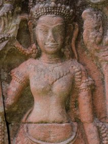 Devata of Banteay Kdei Devata in Rot - Banteay Kdei Tempel. Die ursprüngliche rote Farbe ist erhalten geblieben. / Devata in red Banteay Kdei Temple - The original red colour has been...