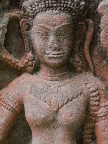 Devata of Banteay Kdei Devata mit ursprünglicher roter Farbe im Banteay Kdei Tempel / Devata with original red colour at Banteay Kdei Temple