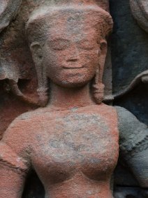 Devata of Banteay Kdei Devata in Rot - Banteay Kdei Tempel. Die ursprüngliche rote Farbe ist teilweise erhalten geblieben. / Devata in red Banteay Kdei Temple - The original red...