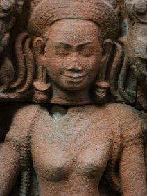 Devata of Banteay Kdei Devata mit ursprünglicher roter Farbe im Banteay Kdei Tempel / Devata with original red colour at Banteay Kdei Temple