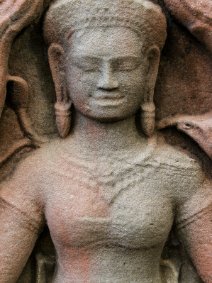 Devata of Banteay Kdei Devata in Rot - Banteay Kdei Tempel. Die ursprüngliche rote Farbe ist teilweise erhalten geblieben. / Devata in red Banteay Kdei Temple - The original red...