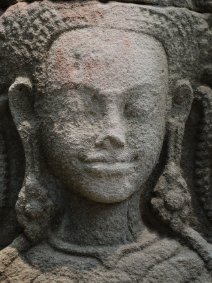 Faces of Banteay Kdei Mystischer Blick - Devata mit geschlossenen Augen im Banteay Kdei Tempel / Mystic face - Devata with eyes shut at Banteay Kdei Temple