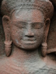 Faces of Banteay Kdei Mystischer Blick - Devata mit geschlossenen Augen im Banteay Kdei Tempel / Mystic face - Devata with eyes shut at Banteay Kdei Temple