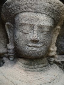 Faces of Banteay Kdei In Stein gemeißeltes Porträt einer Devata im Banteay-Kdei-Tempel / Carved in stone portrait of a Devata at Banteay Kdei Temple