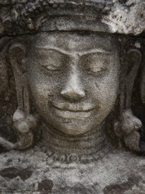 Faces of Banteay Kdei In Stein gemeißeltes Porträt einer Devata im Banteay-Kdei-Tempel / Carved in stone portrait of a Devata at Banteay Kdei Temple