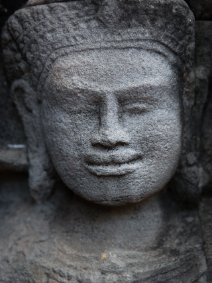 Faces of Banteay Kdei In Stein gemeißeltes Porträt einer Devata im Banteay-Kdei-Tempel / Carved in stone portrait of a Devata at Banteay Kdei Temple
