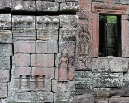 Banteay Kdei - Walls Wand mit Fenster und Reliefskulpturen im Tempel Banteay Kdei / Wall with Window and Relief Sculptures at Banteay Kdei Temple