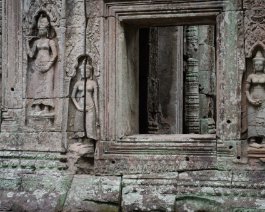Banteay Kdei - Walls Wand mit Fenstern und Reliefskulpturen im Tempel Banteay Kdei / Wall with Windows and Relief Sculptures at Banteay Kdei Temple