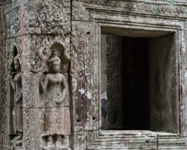 Banteay Kdei - Walls Wand mit Fenster und Reliefskulpturen im Tempel Banteay Kdei / Wall with Window and Relief Sculptures at Banteay Kdei Temple