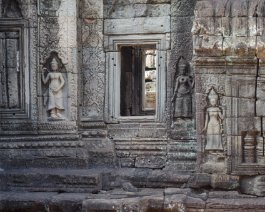 Banteay Kdei - Walls Wand mit Tempelfenster - dekoriert mit Reliefs, Banteay Kdei Tempel / Wall with Temple Window - decorated with Reliefs, Banteay Kdei Temple