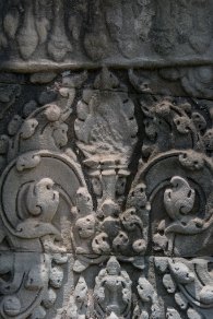 Banteay Prei Fragment eines Reliefs mit symmetrischen Rankenmustern, Banteay Prei Tempel / Fragment of a relief with symmetrical vine patterns, Banteay Prei Temple