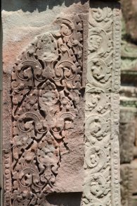 Banteay Prei Teil eines zerstörten Pfeilers mit gut erhaltener Verzierung, Banteay Prei Tempel / Part of a damaged pillar with well-preserved decoration, Banteay Prei Temple