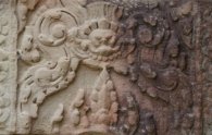 Banteay Prei Flachrelief mit komplexen floralen Motiven und Kala-Fratze, Banteay Prei Tempel / Bas-relief with complex floral motifs and a Kala face, Banteay Prei Temple
