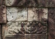 Banteay Prei Giebelrelief mit Darstellung von Heiligen in Meditationshaltung, Banteay Prei Tempel / Pediment relief depicting saints in meditation posture, Banteay Prei...