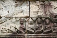 Banteay Prei Giebelrelief mit Darstellung von Heiligen in Meditationshaltung, Banteay Prei Tempel / Pediment relief depicting saints in meditation posture, Banteay Prei...