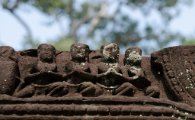 Banteay Prei Detail eines Flachrelief mit der Darstellung von Gläubigen, Banteay Prei Tempel / Detail of a bas-relief depicting worshippers, Banteay Prei Temple