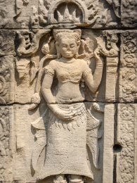 Banteay Prei Fein gearbeitete Devata-Apsara mit erhabenem Kopfschmuck und floralen Verzierungen an den Gewändern, Banteay Prei Temple / Finely crafted Devata-Apsara with...