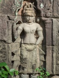 Banteay Prei Devata-Apsara mit kunstvoll gestylten Haaren an einer Tempelwand im Banteay Prei Tempel / Devata-Apsara with artfully styled hair on a temple wall in Banteay...